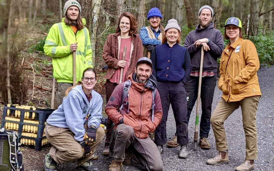 8 members of the Islands Conservation Corps